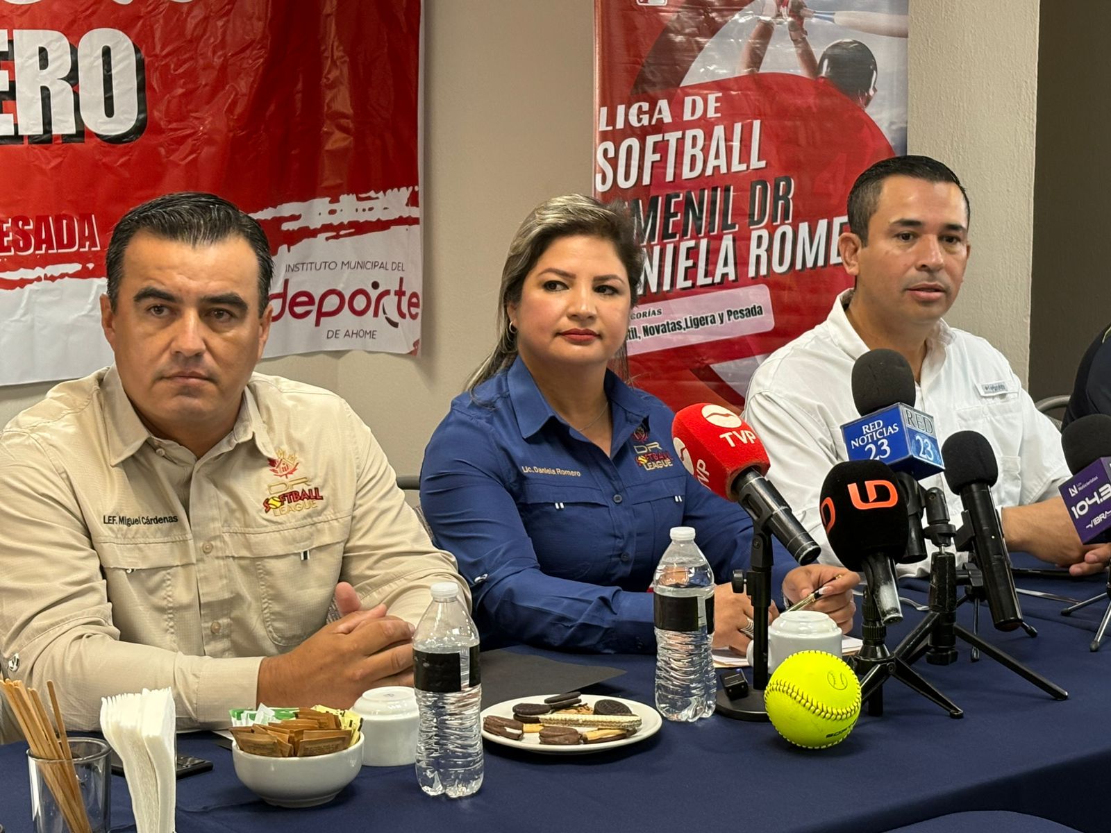 Conferencian de la liga de Softbol Femenil