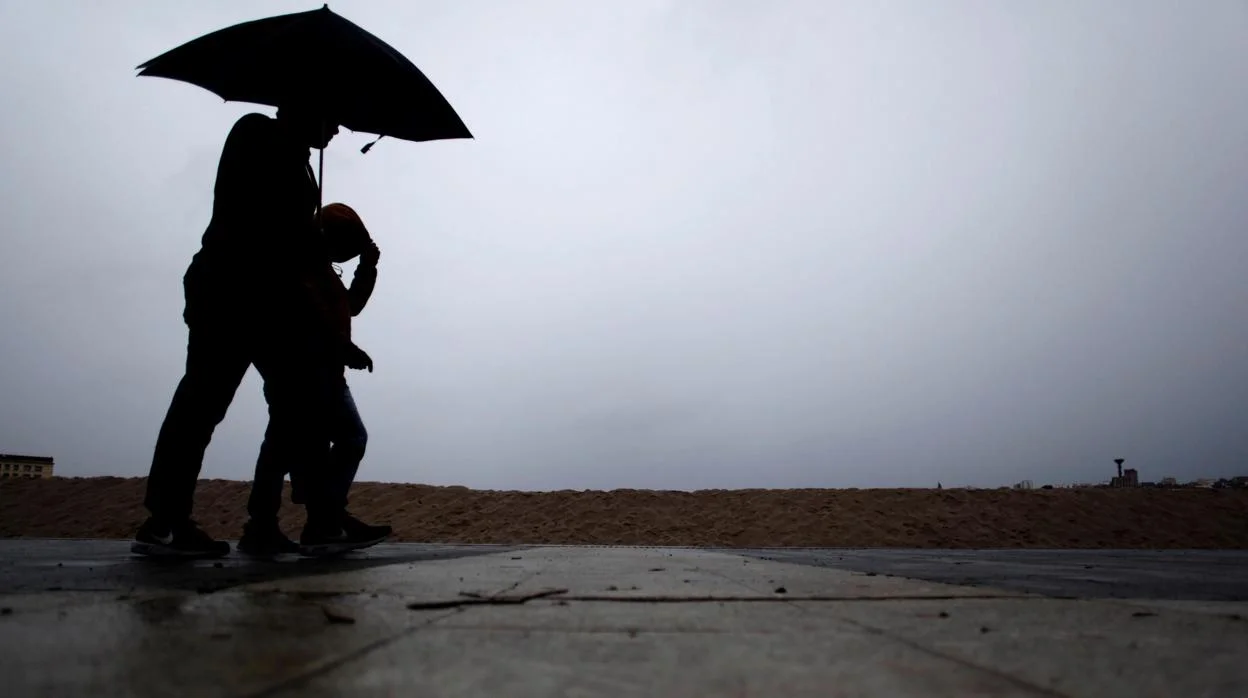 Dos personas bajo la lluvia.
