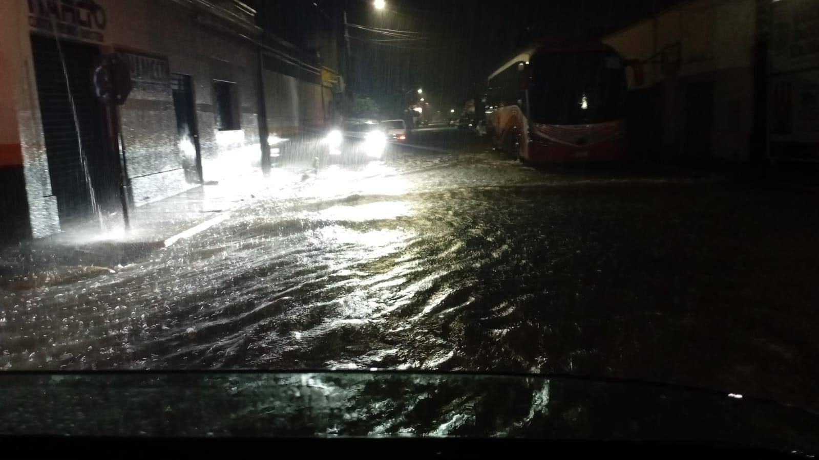Lluvia e inundación la noche del jueves en Escuinapa.