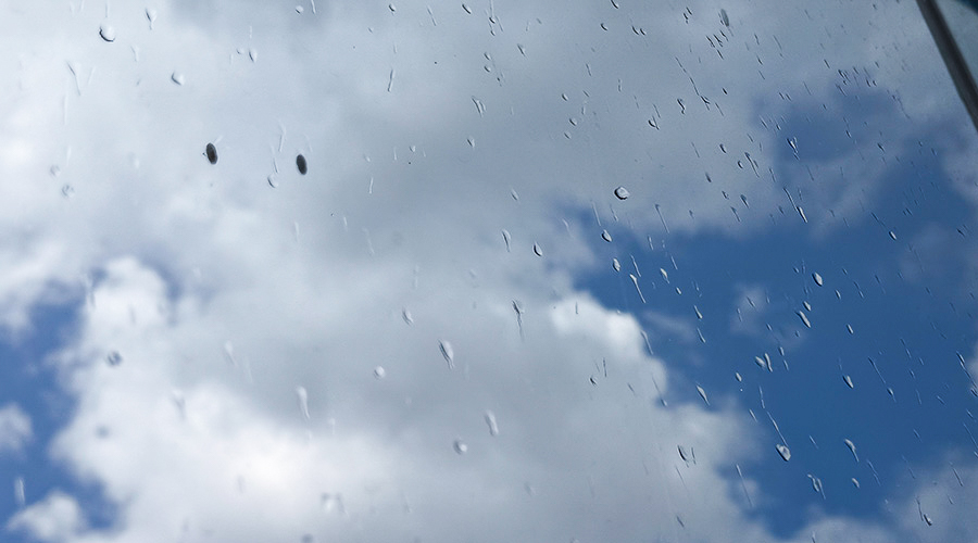Día lluvioso a través de una ventana