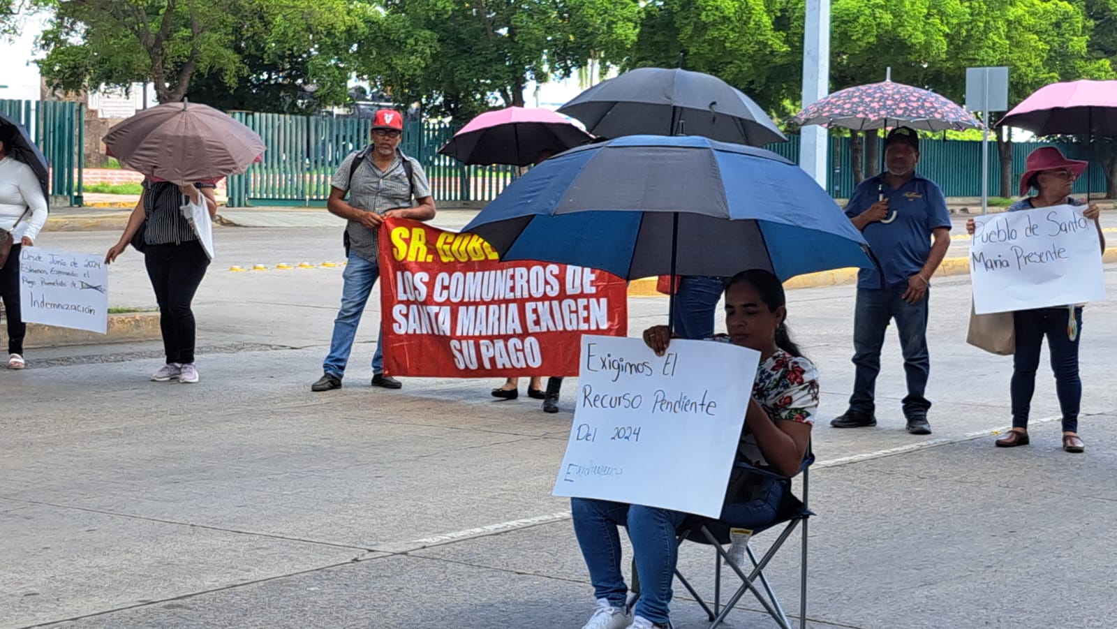 Comuneros de la presa Santa María manifestándose frente a Palacio de Gobierno en Culiacán.
