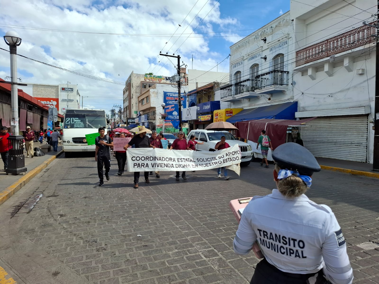 Marchan y piden apoyo para adquirir un terreno