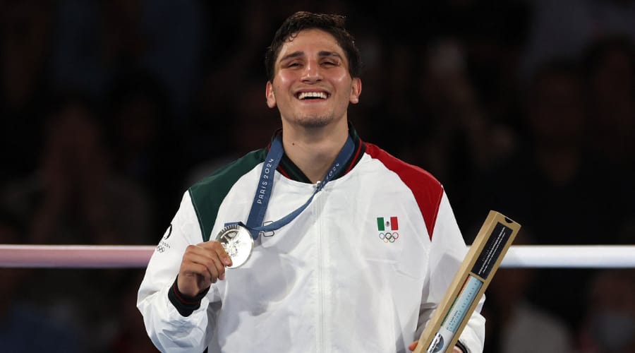 Marco Verde sosteniendo su medalla de plata en los Juegos Olímpicos de París 2024.