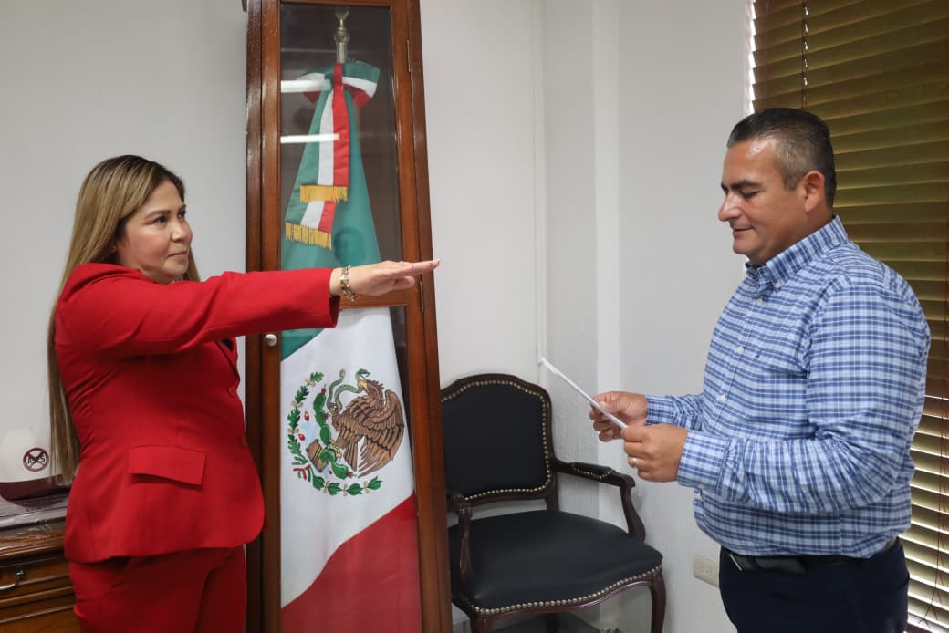 Alcalde de Navolato tomándole protesta a María del Rosario Rodríguez.