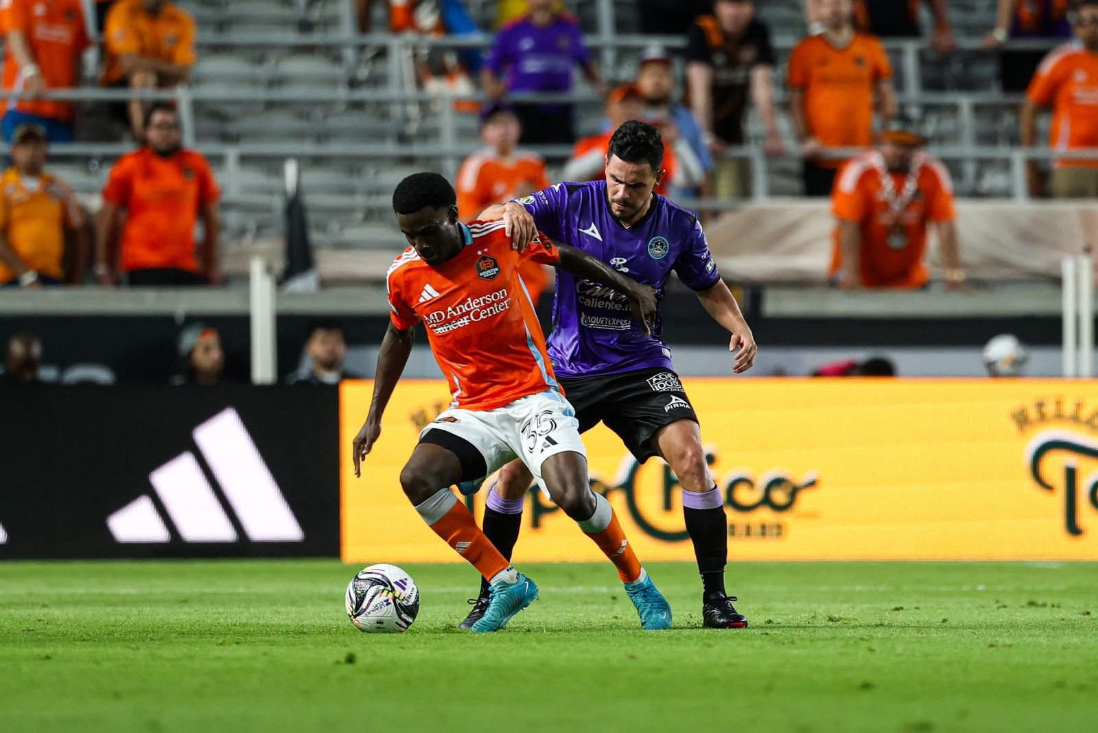 Juego entre Mazatlán FC y Houston Dynamo en Leagues Cup.