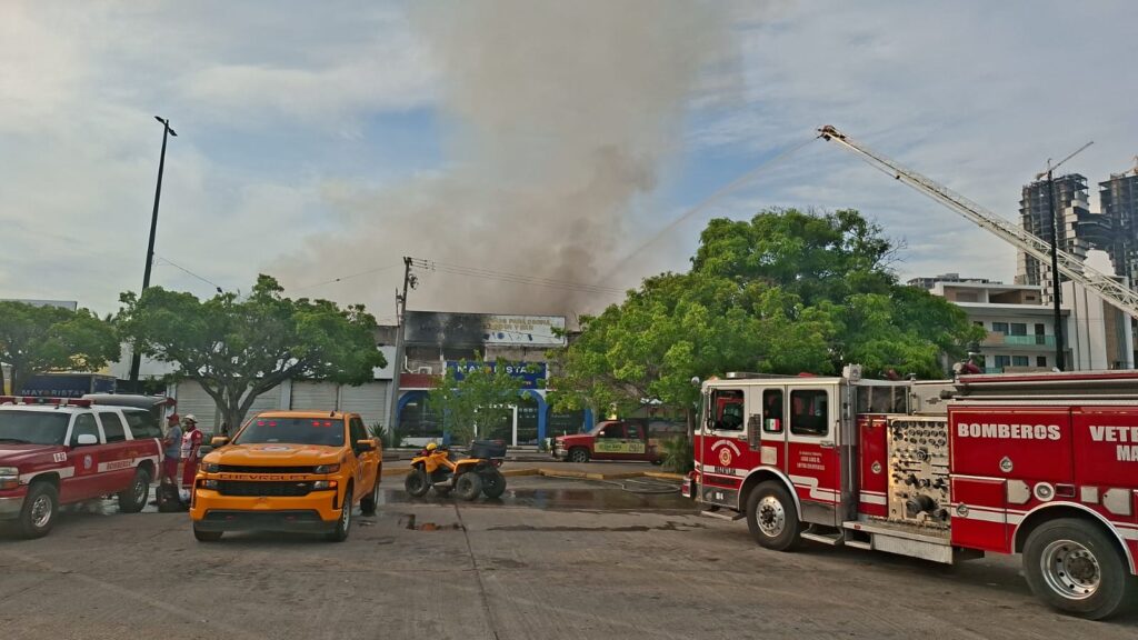Mazatlán controlan fuerte incendio en bodega