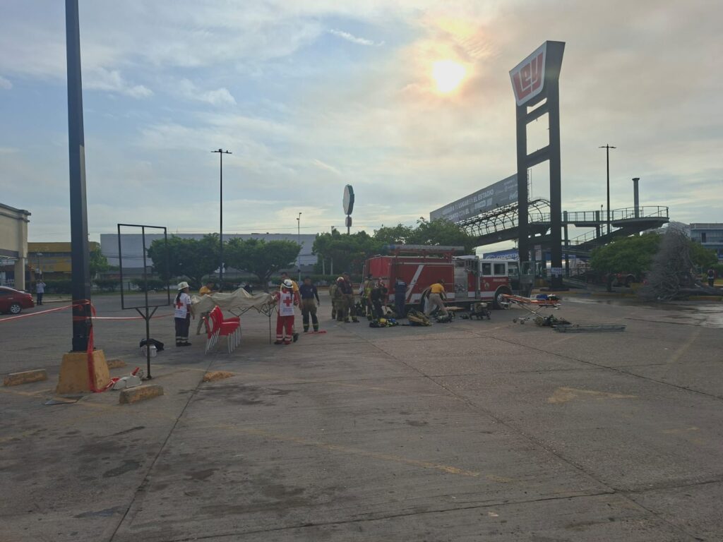 Mazatlán controlan fuerte incendio en bodega