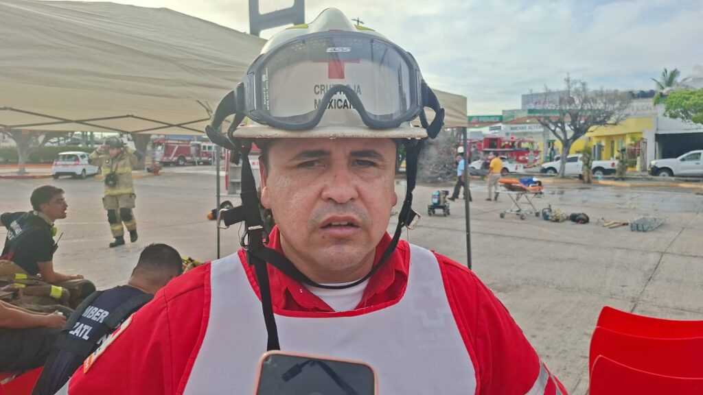 Mazatlán controlan fuerte incendio en bodega