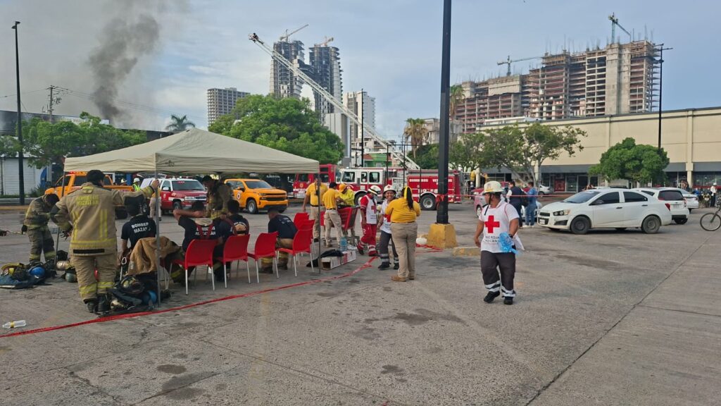 Mazatlán controlan fuerte incendio en bodega