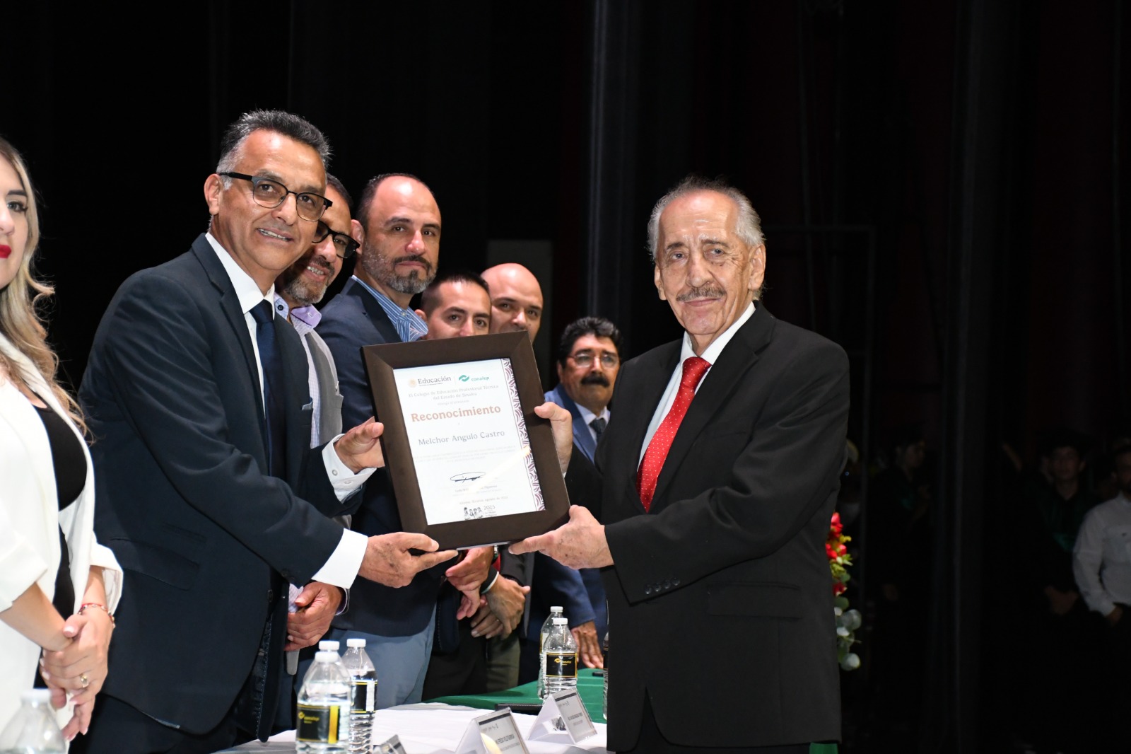 Melchor Angulo Castro recibiendo su reconocimiento por parte de Conalep.