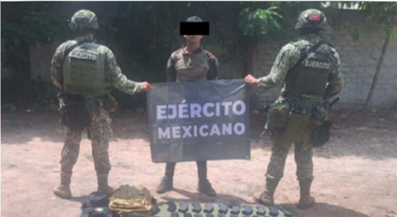 Militares detienen a hombre con armas y equipo táctico en Elota