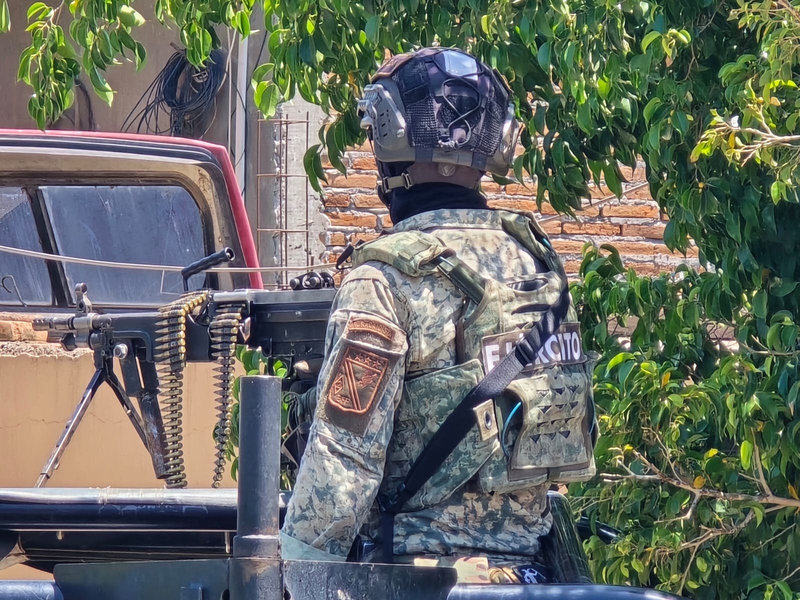 Militares detienen a tres hombres en calles de Cosalá