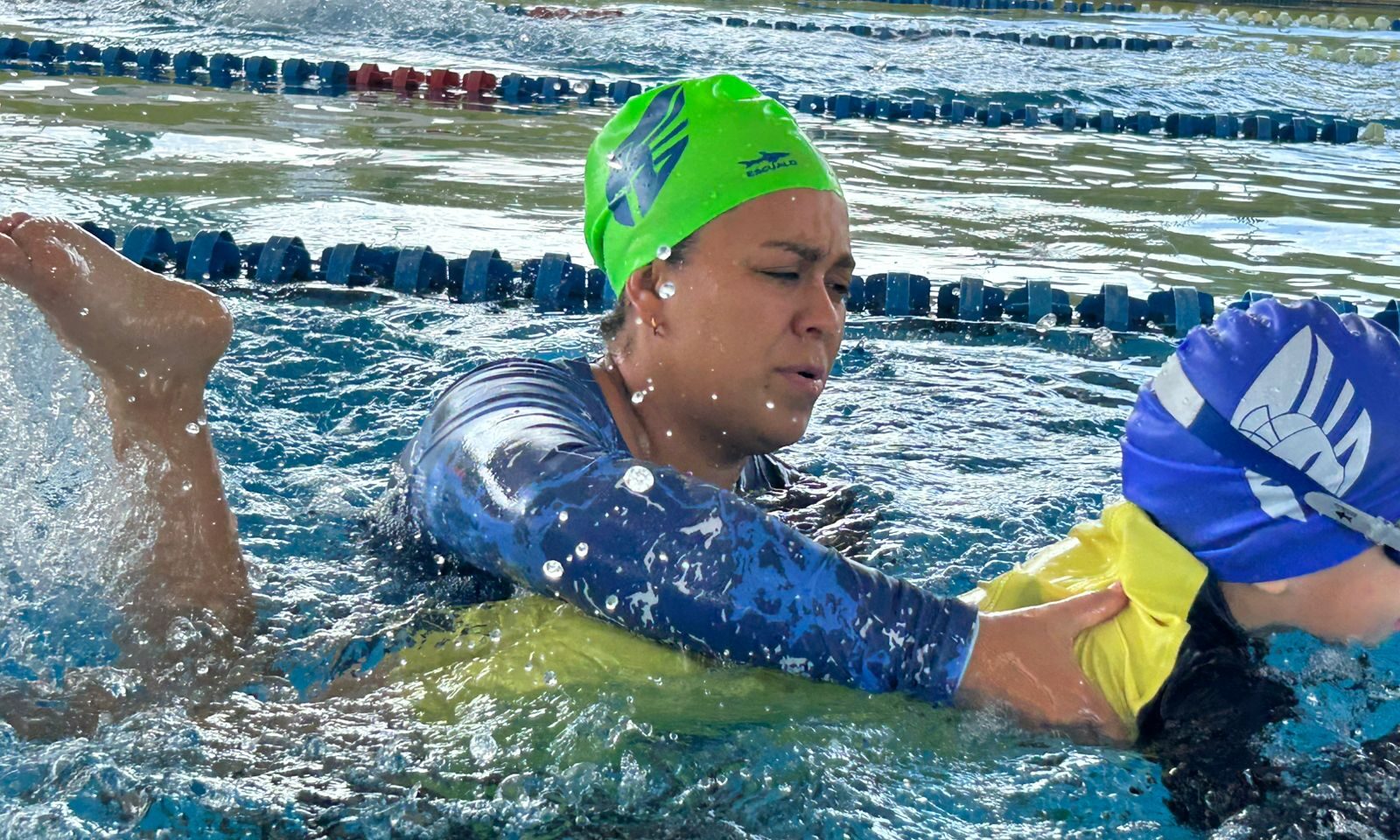 “Miss Rossy” venció su miedo al agua y ahora forma generaciones como entrenadora de natación