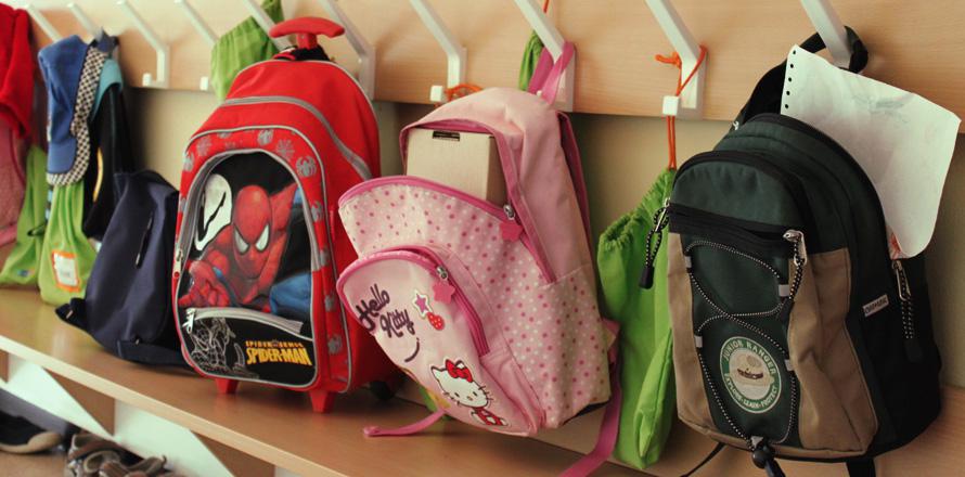 Mochilas colgadas en un estante.