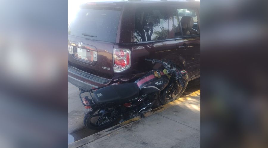 Motocicleta queda aplastada por camioneta estacionada tras invasión de carril en Guasave