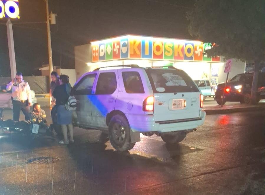 Motociclista resulta lesionado tras choque con camioneta en la colonia San Juan en Guasave