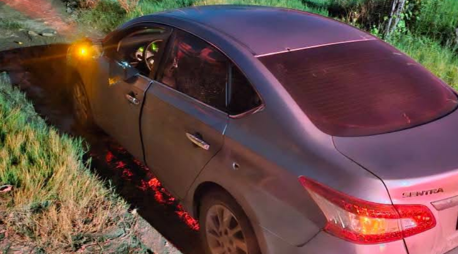 Motociclistas balean auto de alquiler tras aparente intento de despojo en Mazatlán