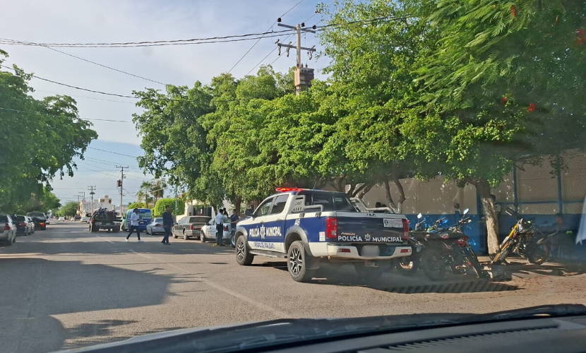 Motocicletas estacionadas en una banqueta
