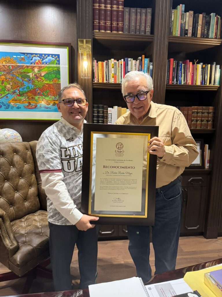 Rocha Moya recibe reconocimiento de la UAdeO