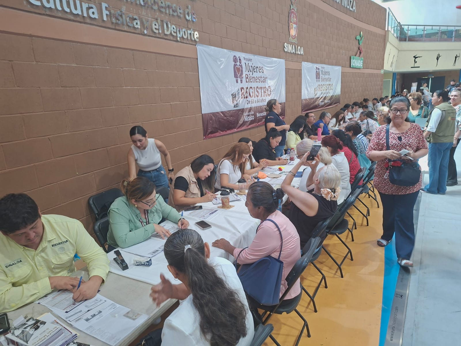 Cientos van a registrarse a la pensión Mujeres Bienestar