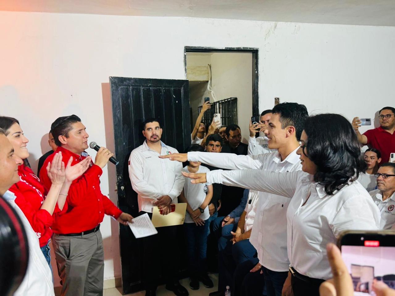 toma protesta de Natanael Reyes Obeso