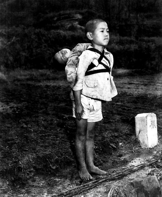 Niño con hermanito muerto en bombardeos