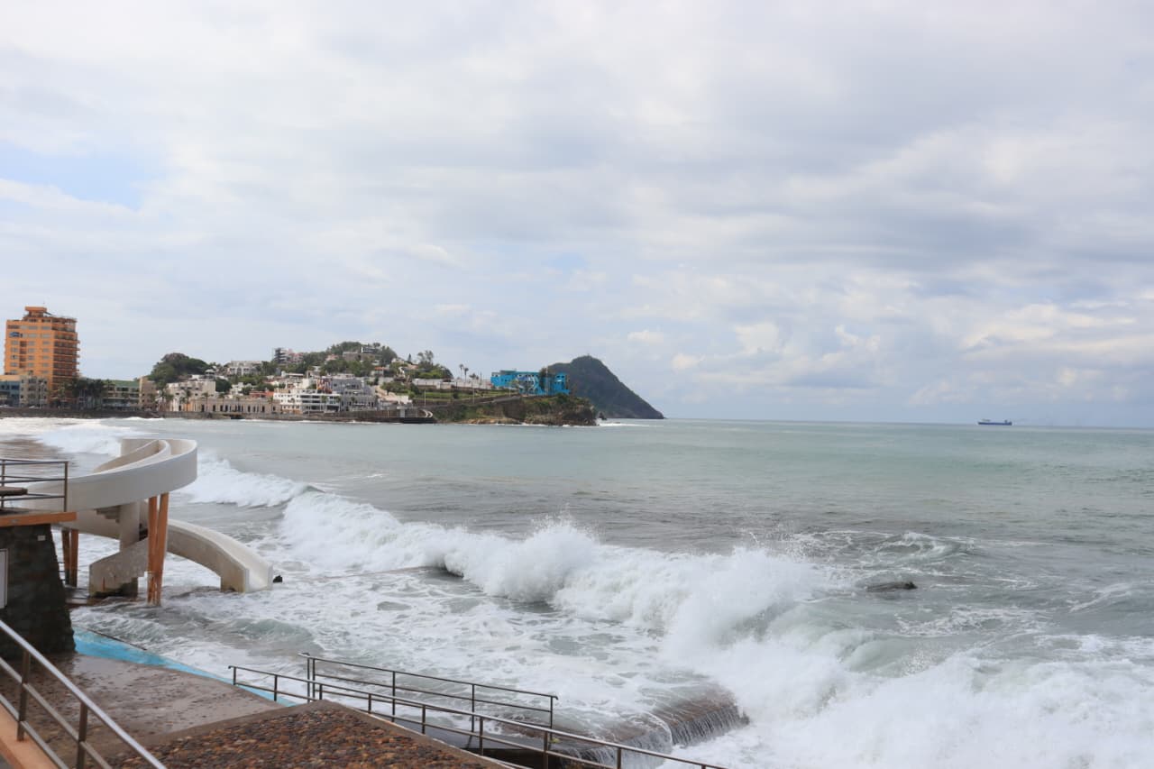Oleaje elevado mar de fondo playas Mazatlán
