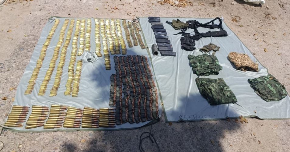 Localizaron dos armas largas, 3 mil 267 cartuchos útiles, 25 cargadores abastecidos