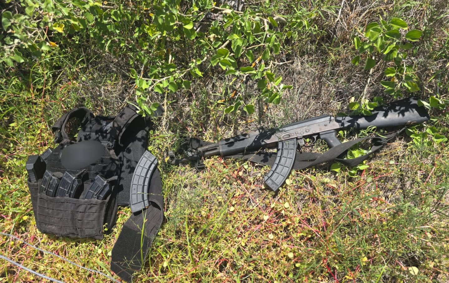 Aseguran un fusil AK-47, cargadores y un chaleco antibalas