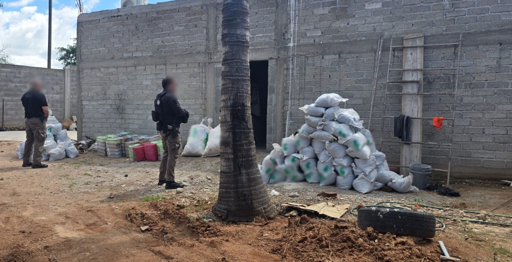 Droga asegurada durante cateo en una casa
