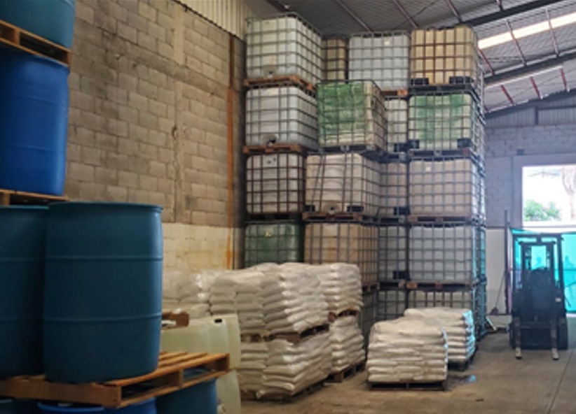 Aseguran y catean 8 bodegas donde localizan 300 kilos de crystal