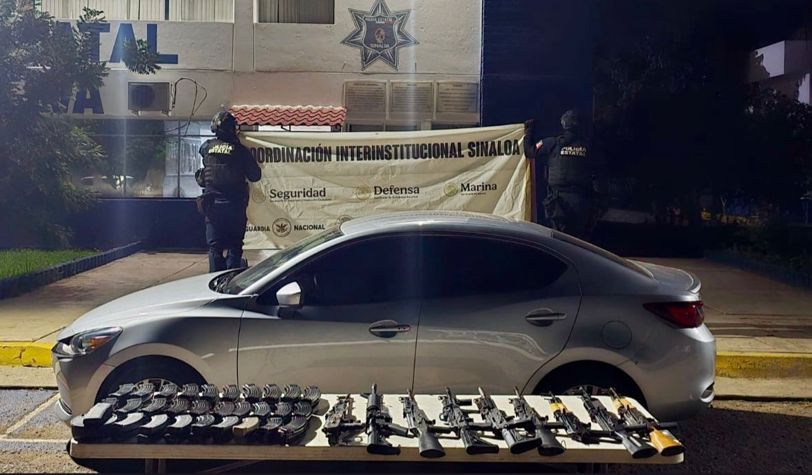 Aseguran auto con fusiles AK-47