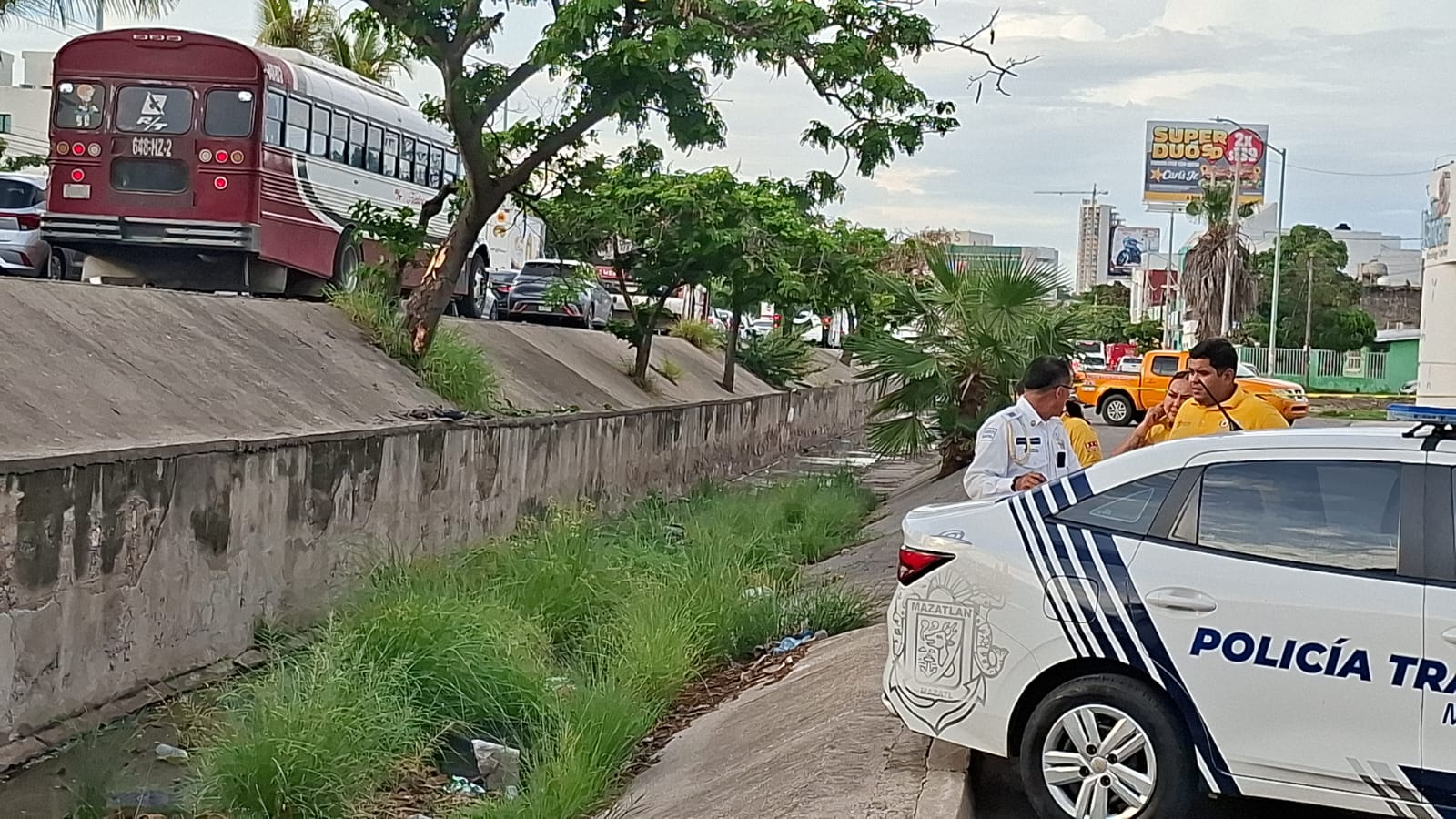 Pareja de motociclistas cae a canal tras chocar contra un árbol en Mazatlán
