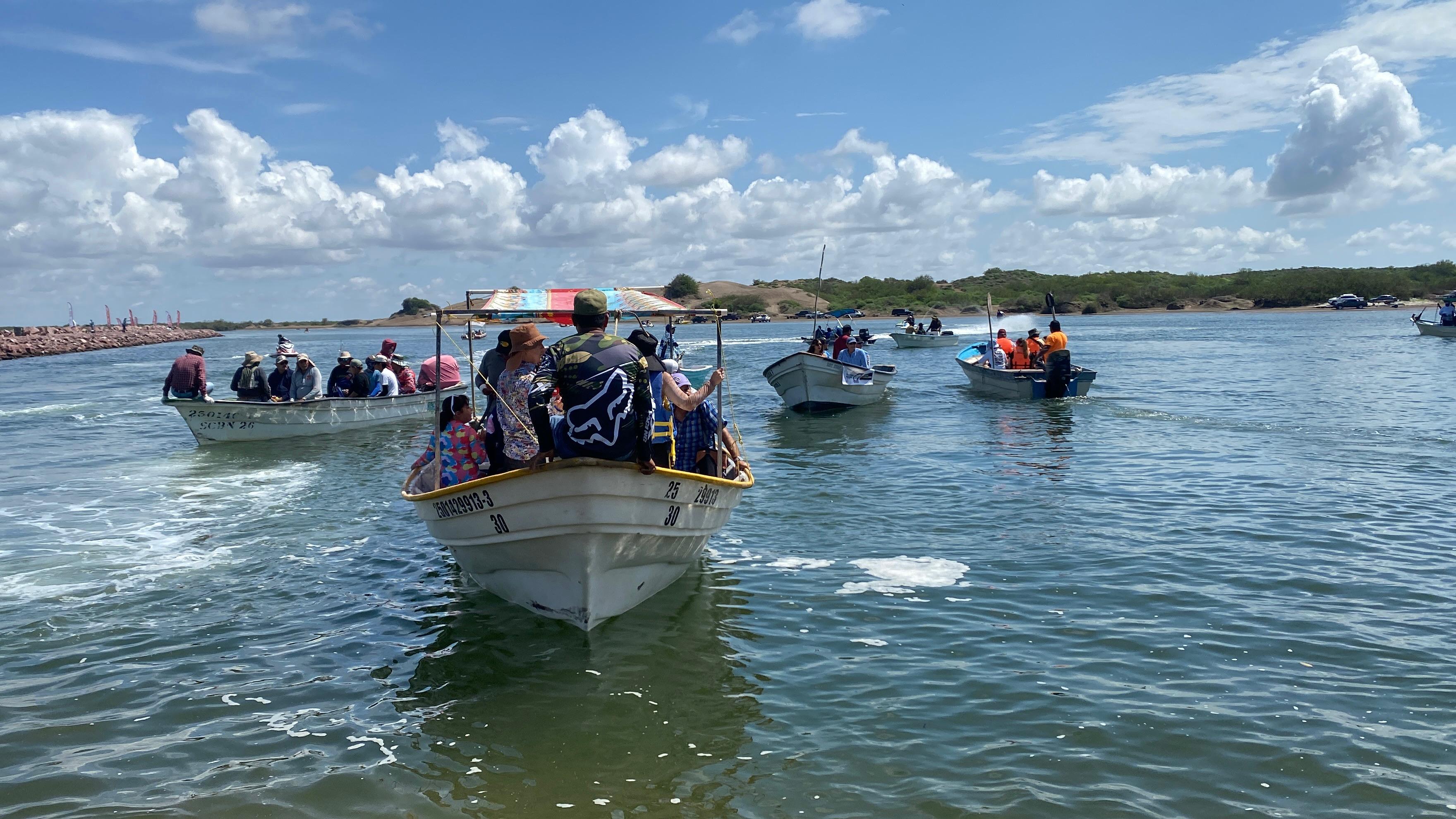 Pangueros de Guasave en sus botes.