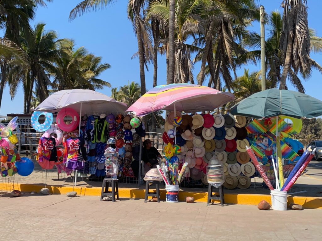 Venta de souvenirs en una playa de Guasave. 
