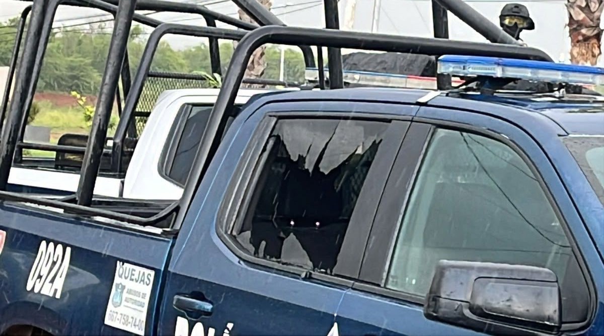 Patrulla de la Policía Estatal con el cristal roto.