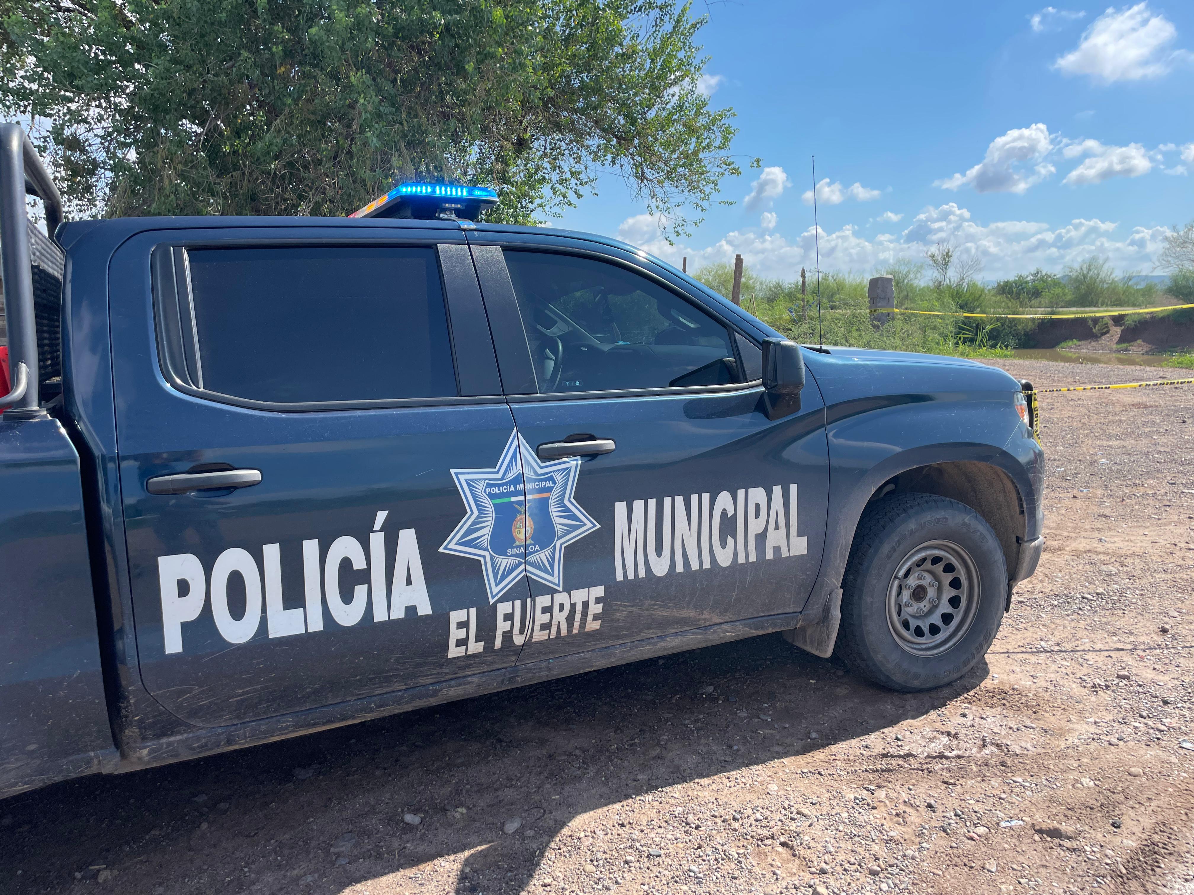 Localizan a un hombre sin vida al interior de un vehículo