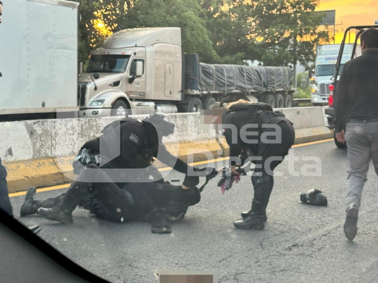 Agente preventivo siendo auxiliado por sus compañeros.