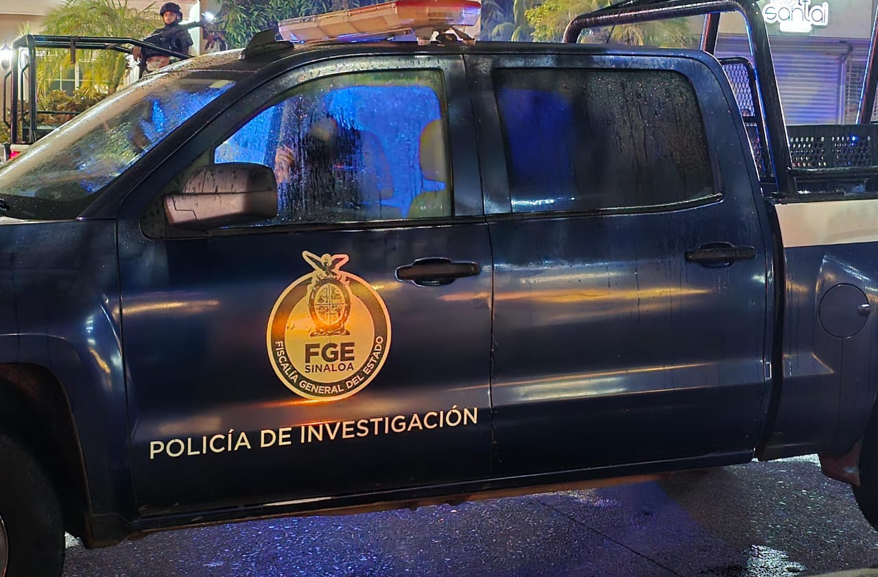 Costado de una patrulla de la Policía de Investigación