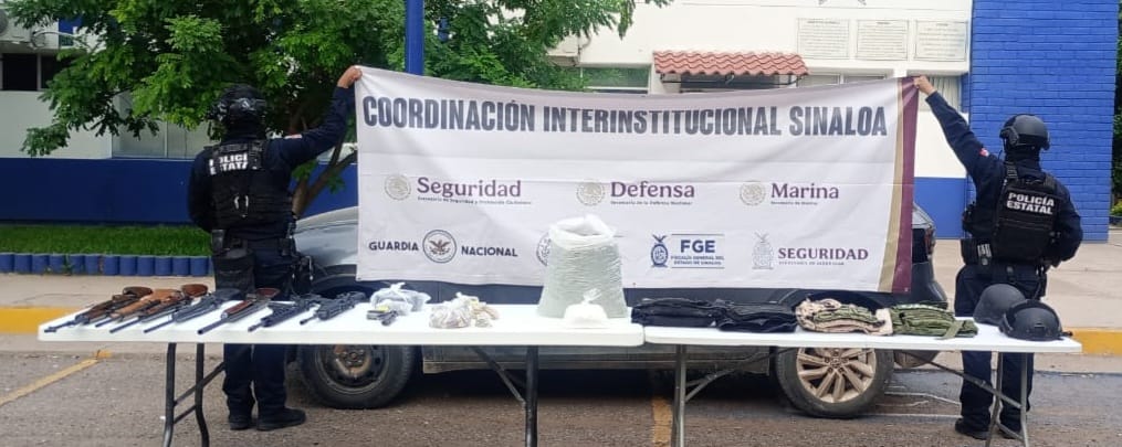 Policías estatales aseguran camioneta robada con armas, balas y equipo táctico en San Pedro, Navolato