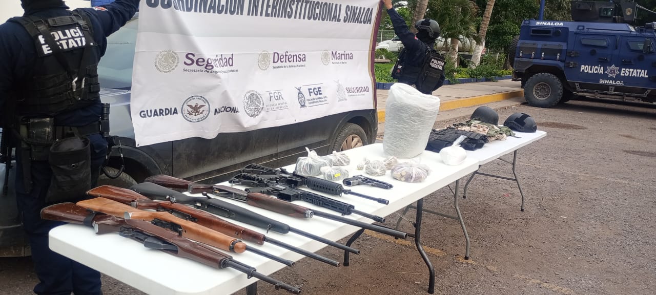 Policías estatales aseguran camioneta robada con armas, balas y equipo táctico en San Pedro, Navolato