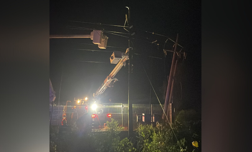 Poste de electricidad bloquea acceso a Mocorito