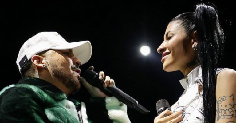 Público recuerda a Cazzu mientras Nodal canta en Palacio de los Deportes