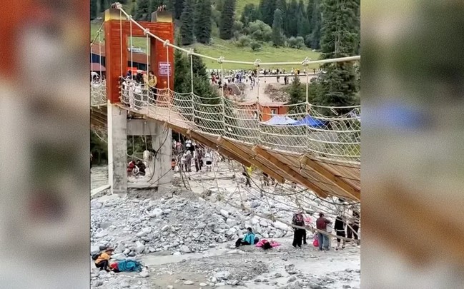 VIDEO: Desplome de puente colgante deja 5 muertos y más de 20 heridos en zona turística de China
