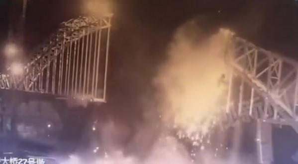 Tragedia en China: Colapso de puente en construcción deja 12 muertos y varios desaparecidos