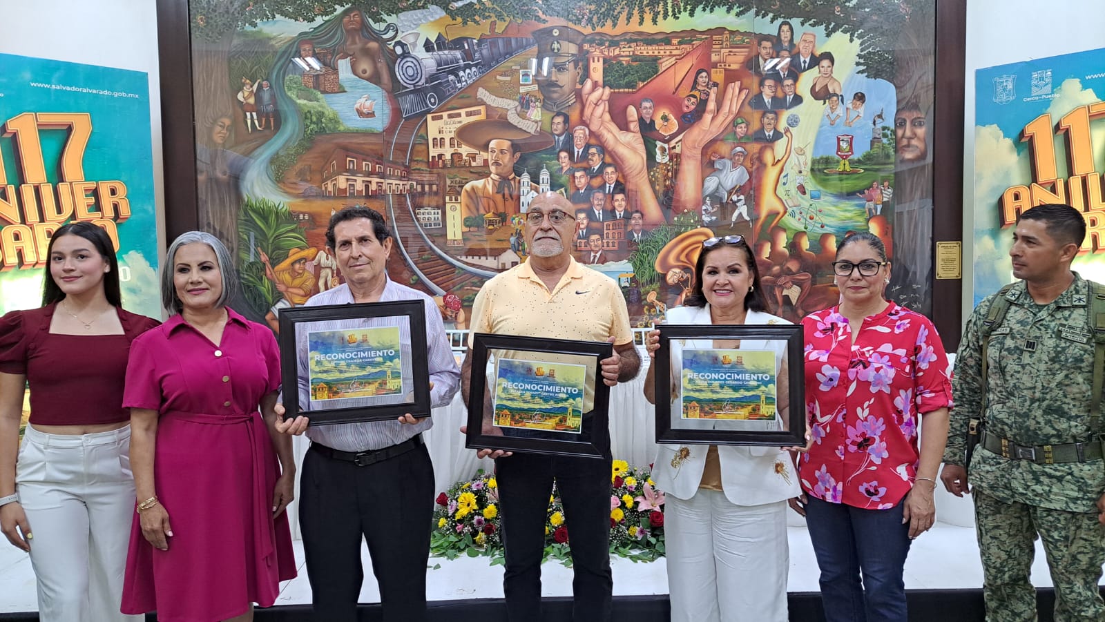 Tres ciudadanos ejemplares siendo reconocidos en el 117 aniversario de Guamúchil.