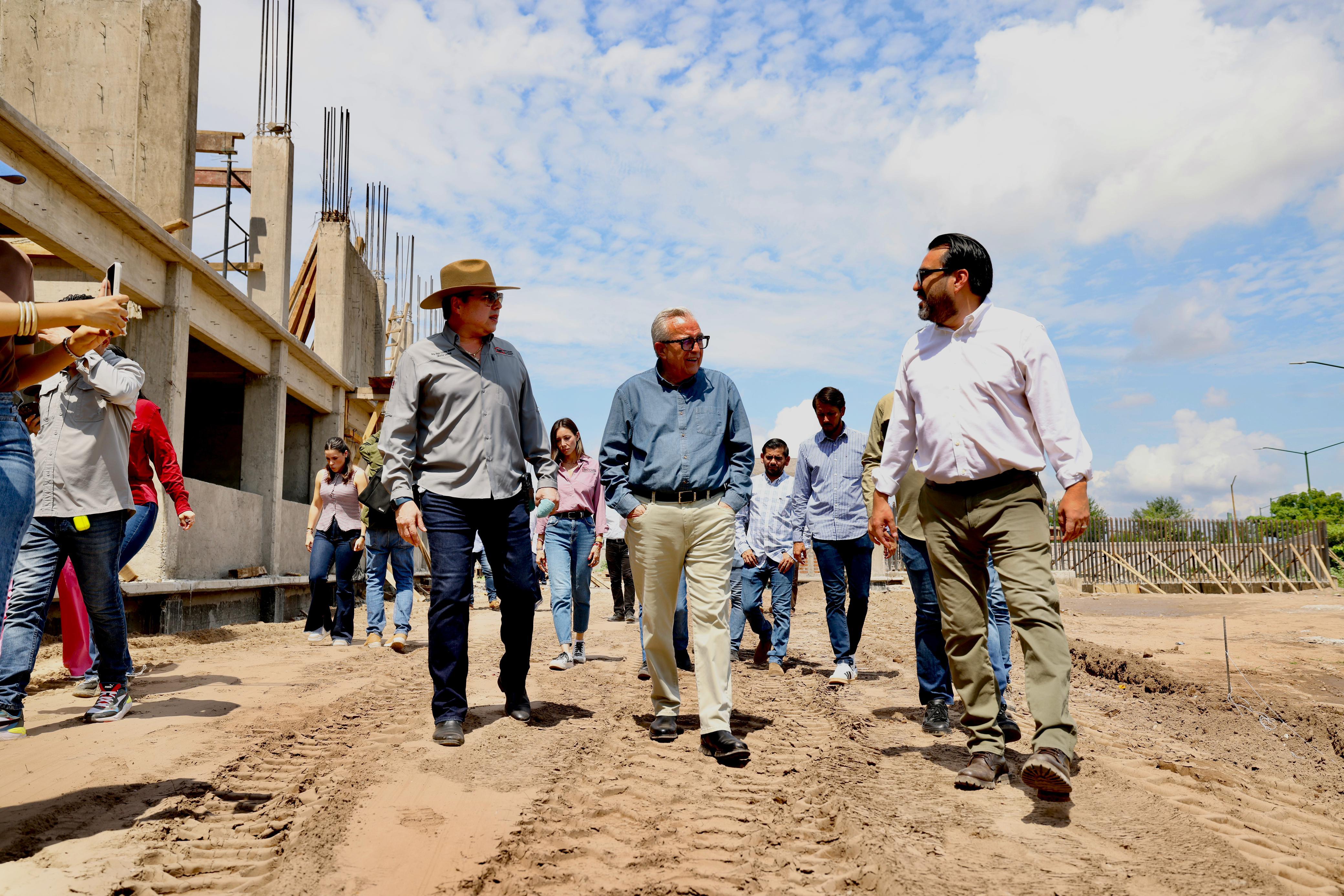 Rubén Rocha Moya realizando un recorrido por la construcción de la Escuela Secundaria Técnica No. 101 de Valle Alto, en Culiacán.