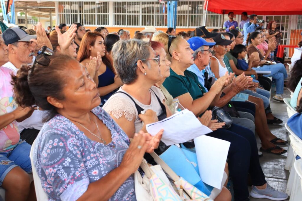 Entregan mil 500 regaderas ecológicas 