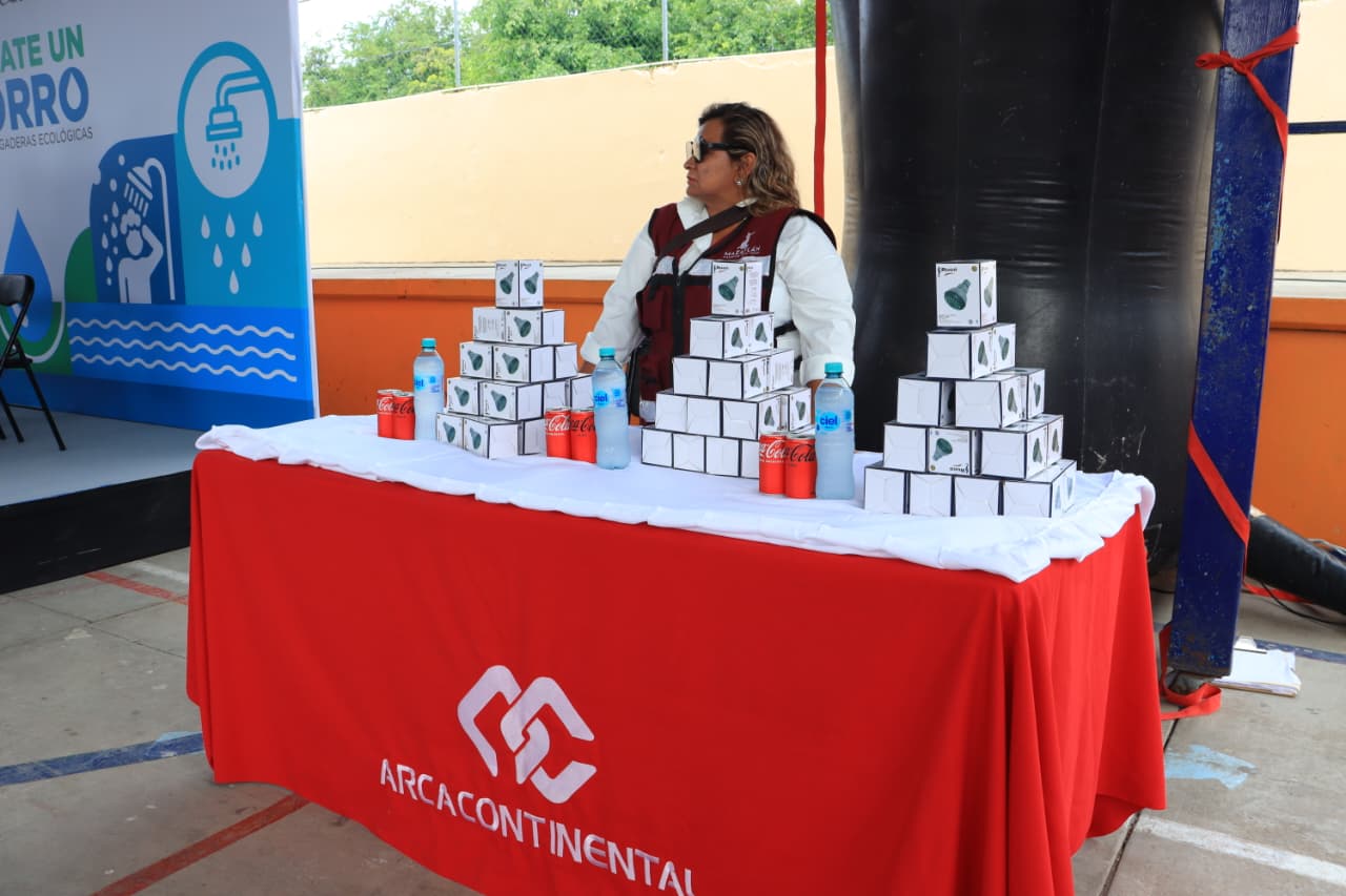 Entregan mil 500 regaderas ecológicas