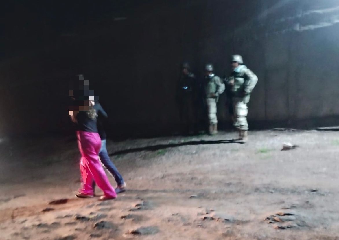 Militares rescatando a una mujer privada de su libertad en Culiacán.
